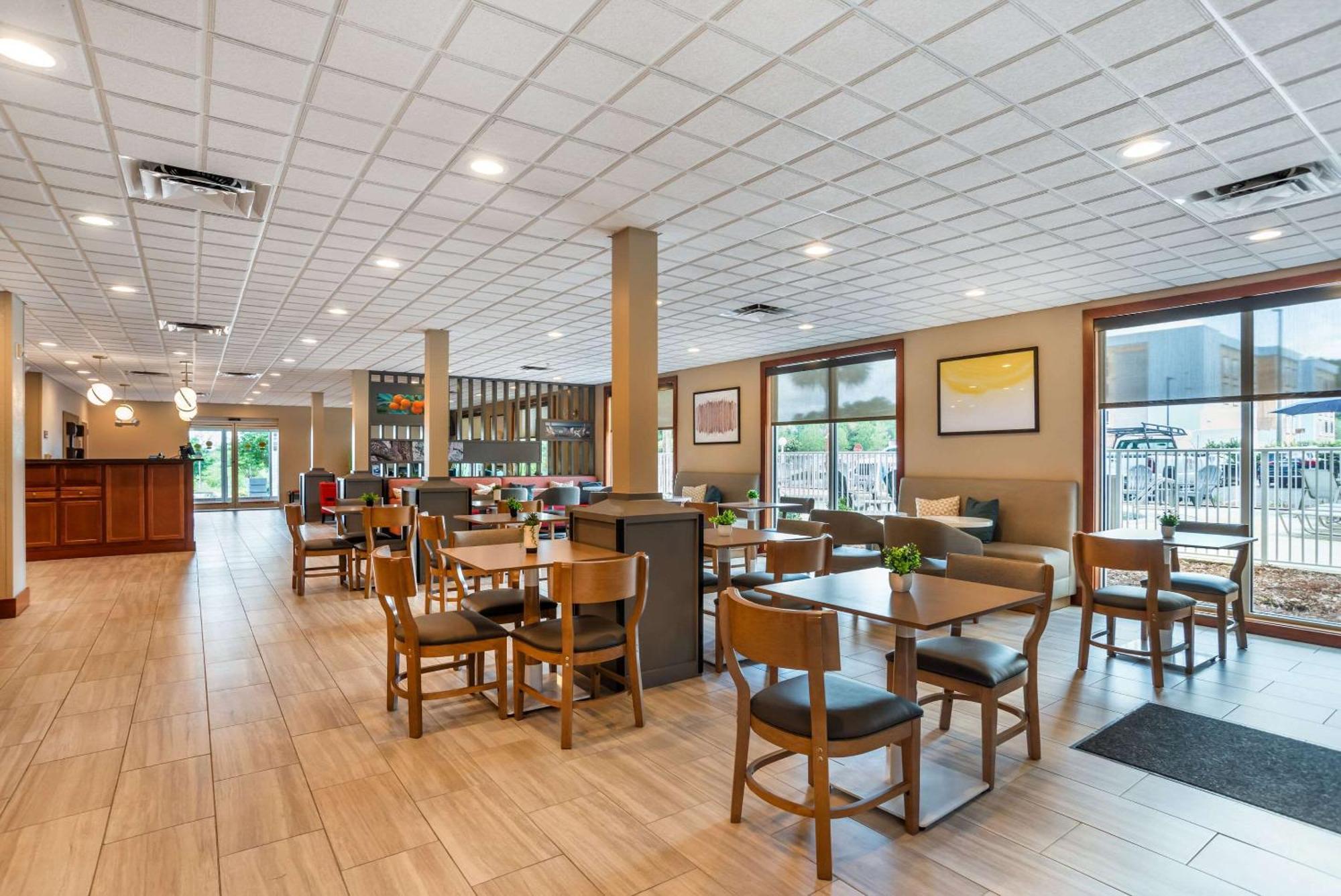 קרסטוויו Comfort Inn & Suites מראה חיצוני תמונה